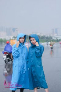 Sản phẩm áo mưa măng tô thời trang Việt Hưng